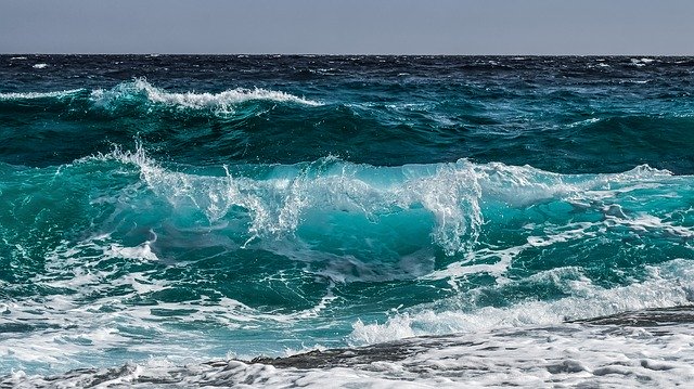 mer turquoise déchaînée