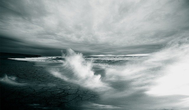 Mer déchaînée sous nuages