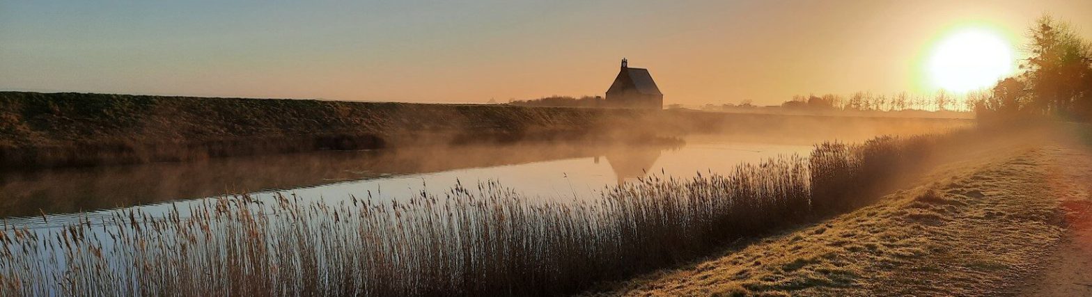 Bannière du site - Photo de la Chapelle de Saint-Anne, située sur la commune de Saint-Broladre